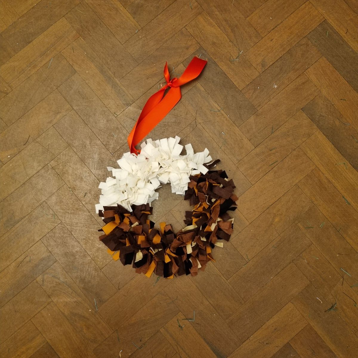 Make a Christmas rag rug wreath