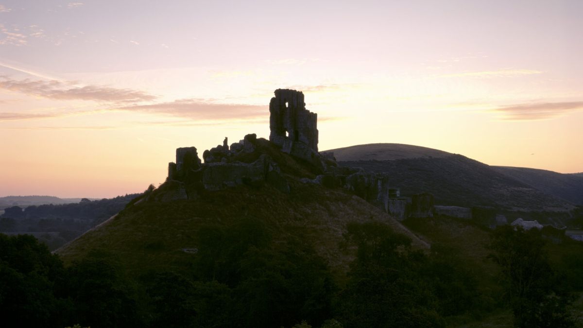 Winter Solstice sunrise at Corfe Castle