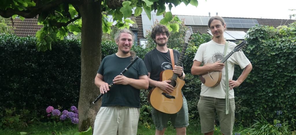 Balfolk Wageningen Wilde Wereld met Naredi Momiro, Madlot en de Houtzagerij