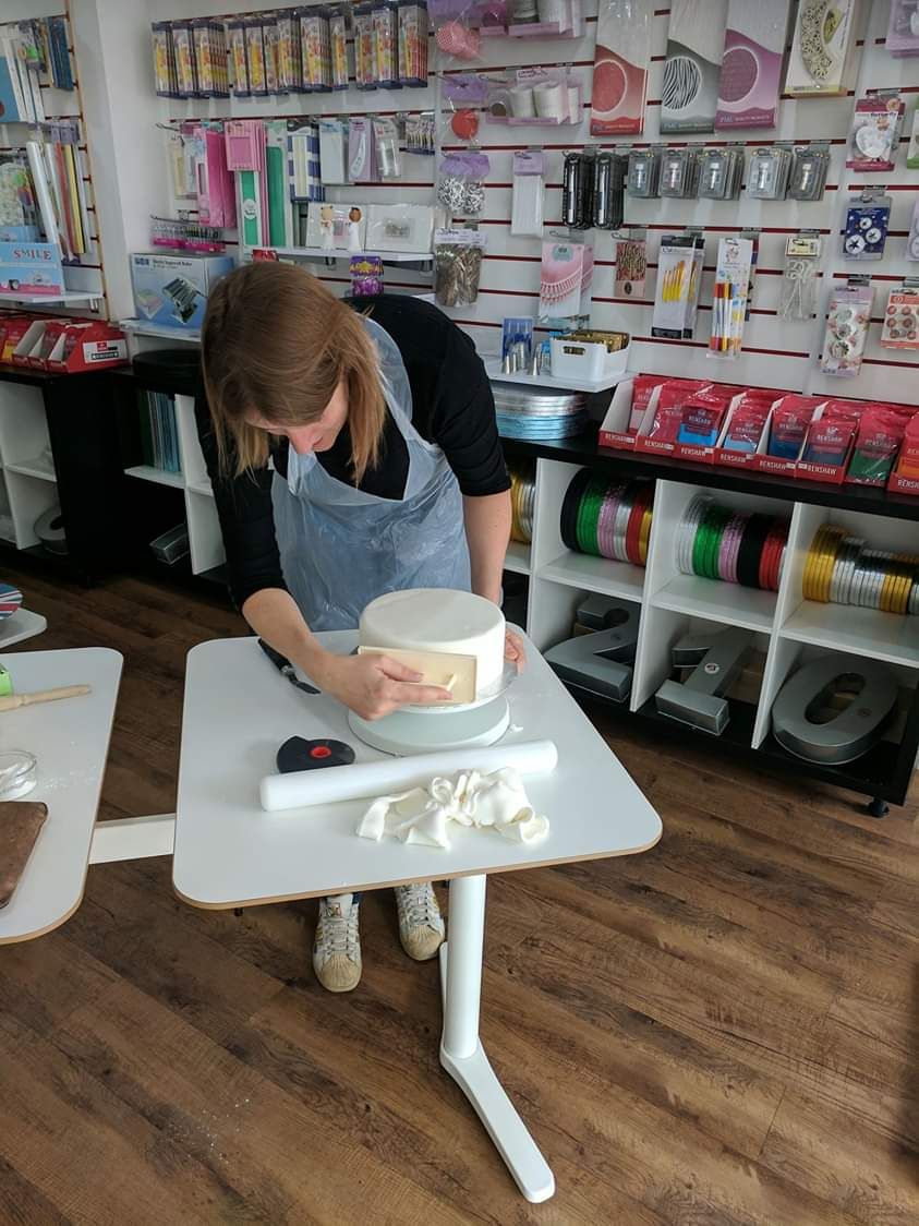 Workshop - Covering a Cake in Fondant