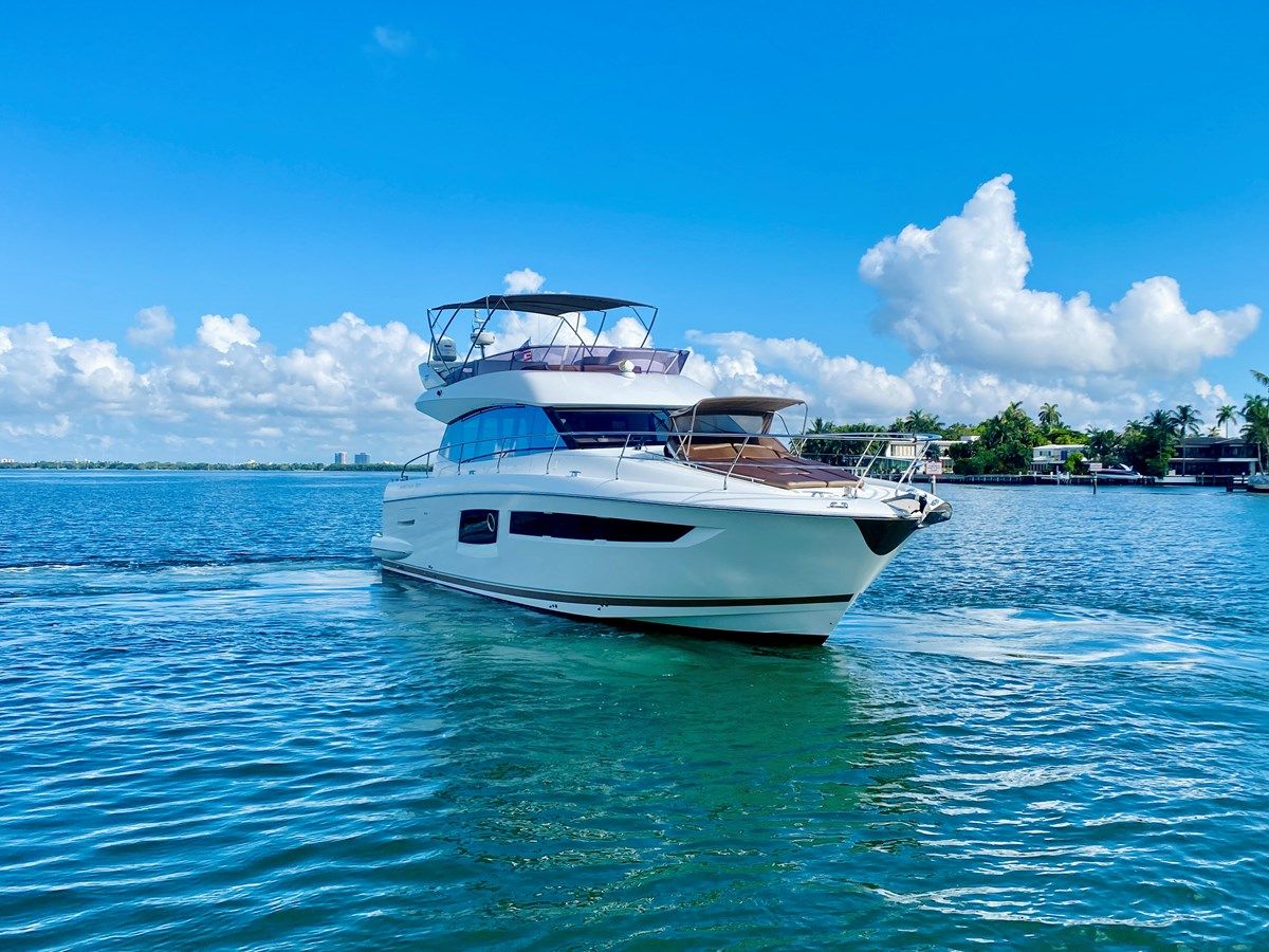 Knee Deep In Miami Yacht Party