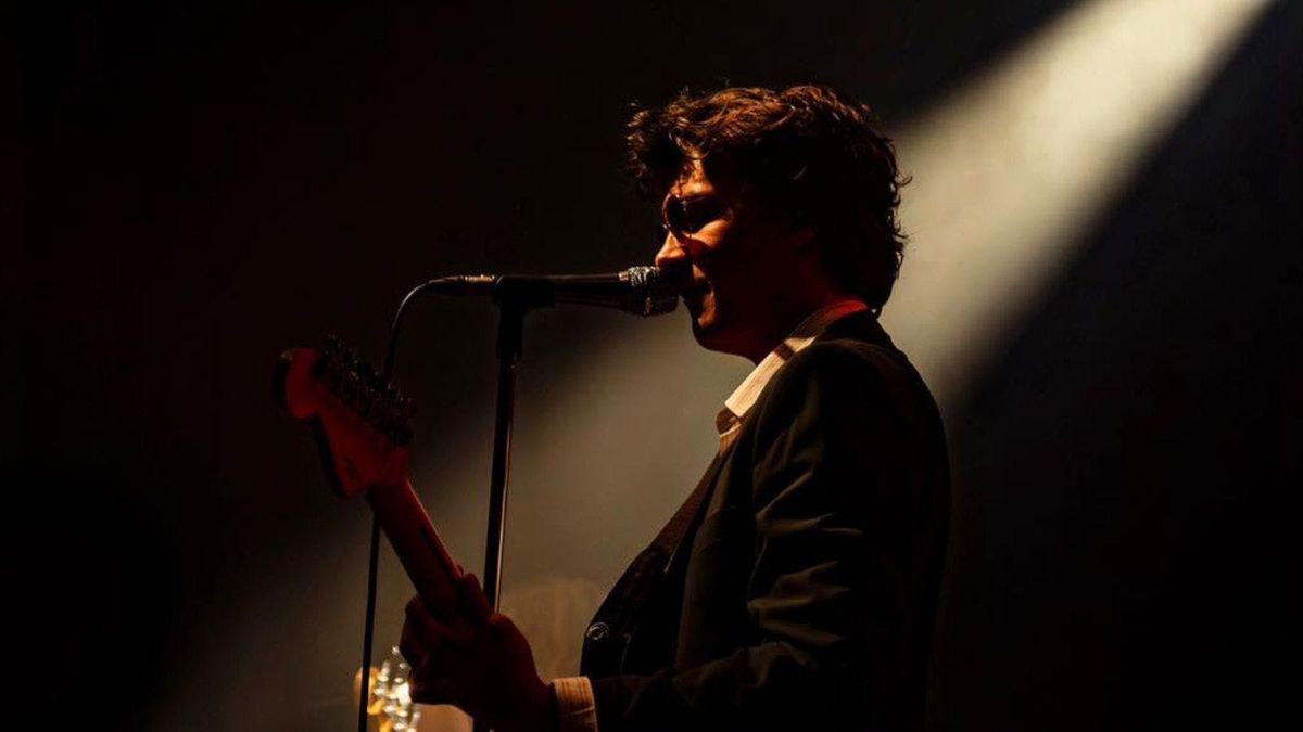 ARCTIC NUMPTIES + NOEL GALLAGHER'S HIGH FLYING CARPETS