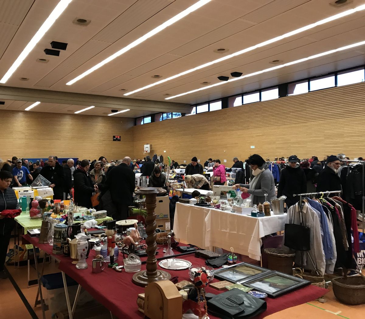 Hallen-FLOHMARKT in der Walzbachhalle in Weingarten bei Karlsruhe