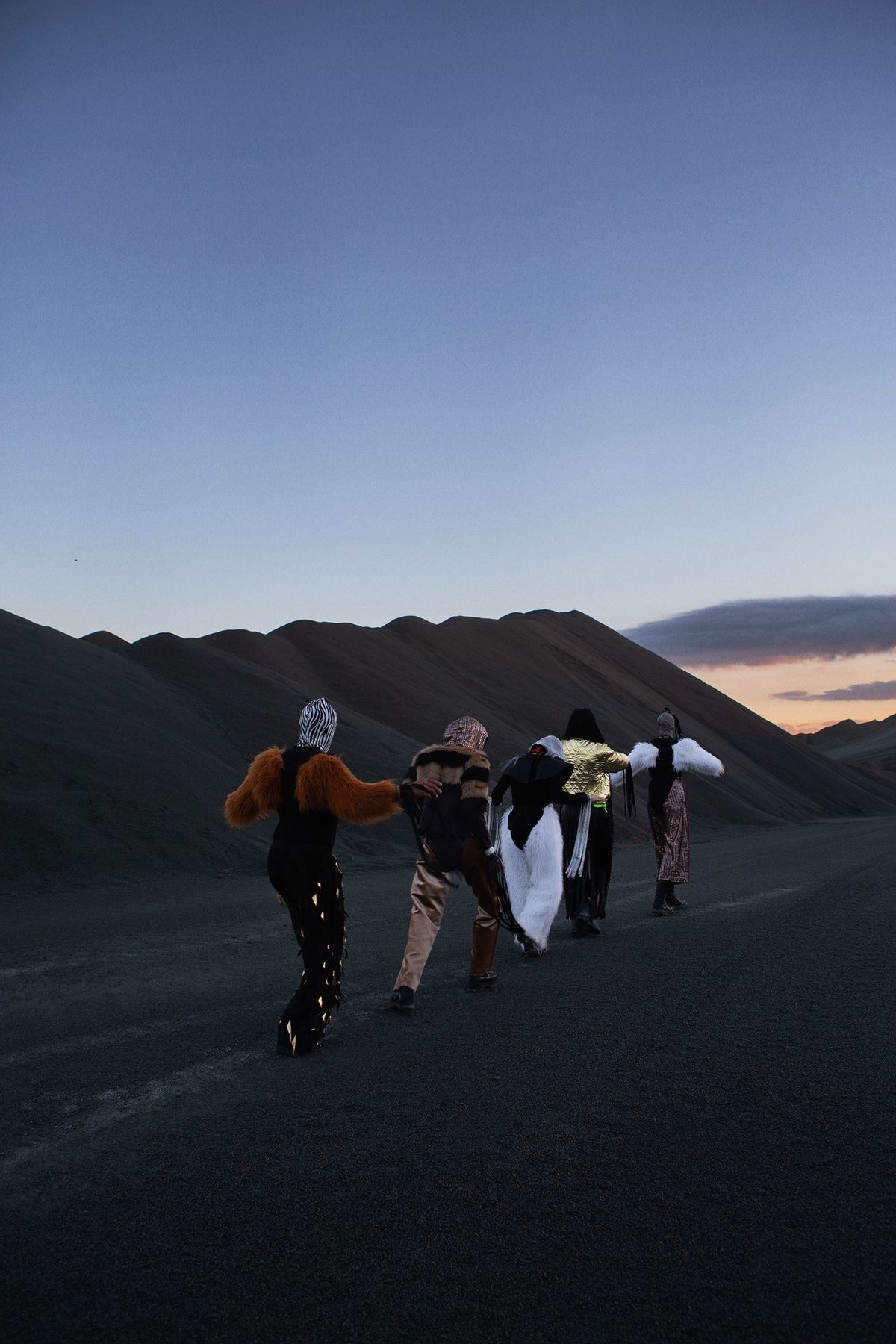 SOUS LE VOLCAN \u2014 Leslie Mann\u00e8s