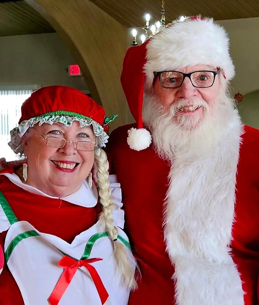 FREE Pictures with Santaaaaa & Mrs. Claus