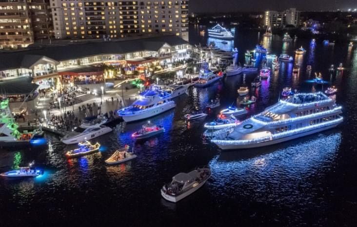 The Holiday\u2019s Lighted Boat Parade @ The Riverwalk \u26f4\ufe0f\ud83c\udf8a