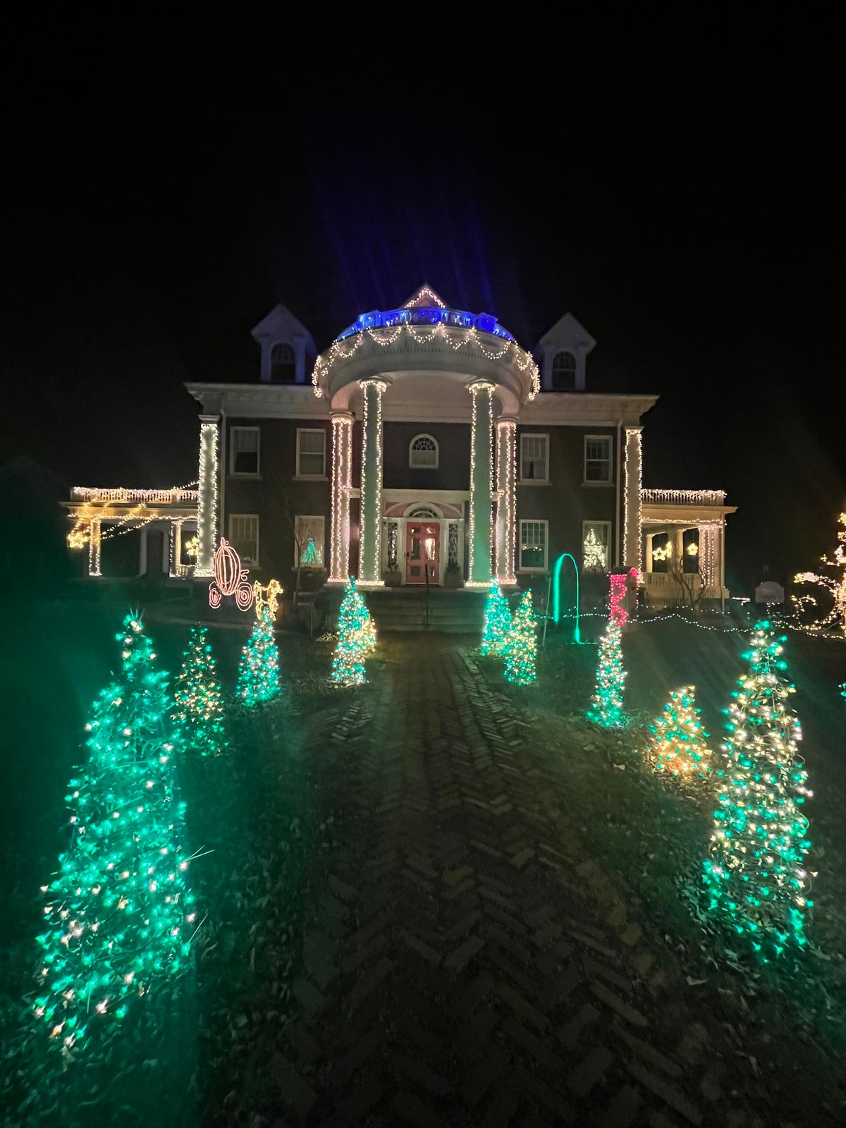 Merryweather Inn Holiday Spirit in the Lights Display