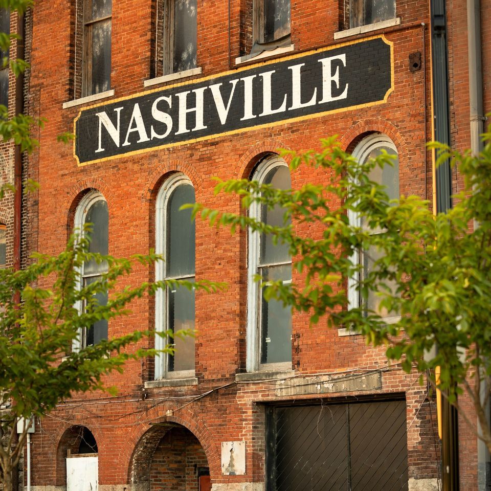 Nashville Notes: A Melodic Bus Tour Journey in April
