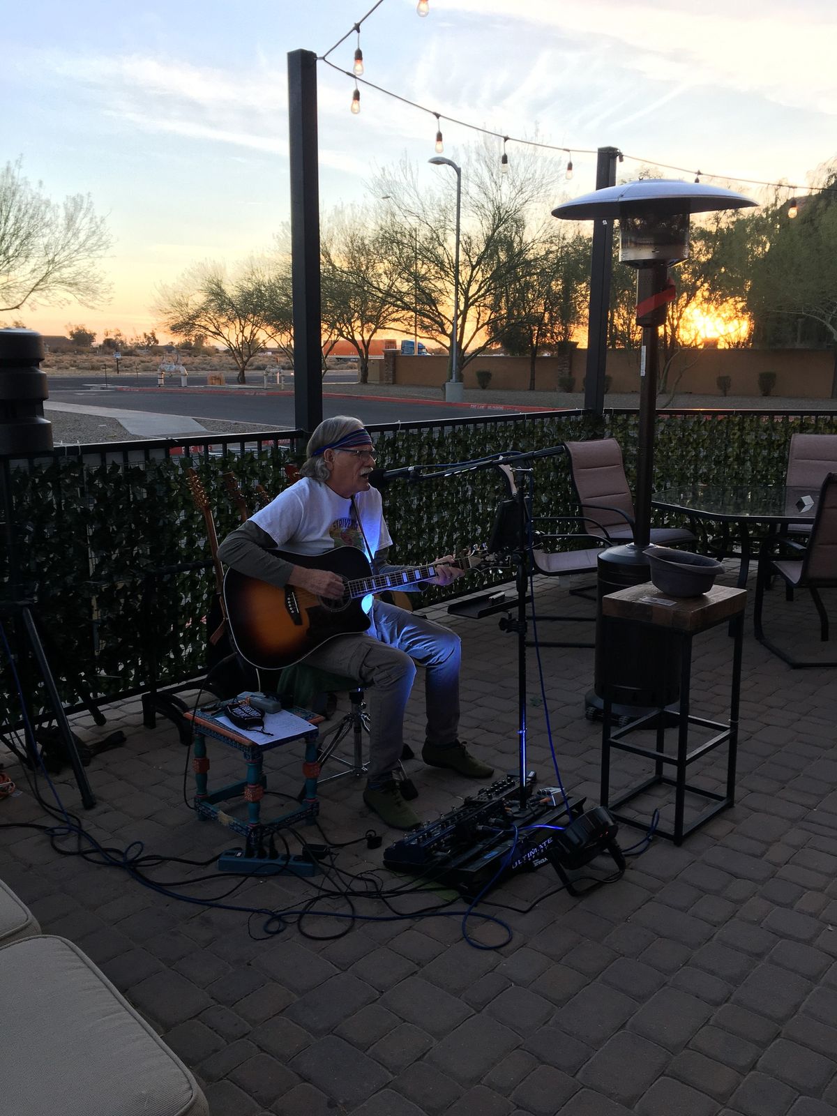 A Minstrel of Sorts at A Latte Vino