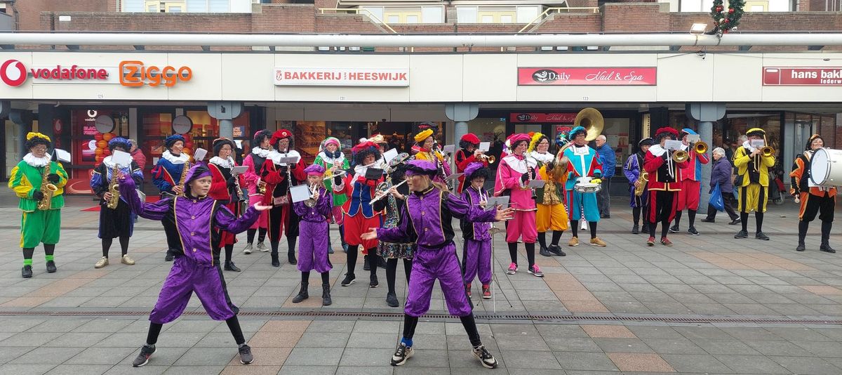 Optreden VMK Pietenorkest in het Citycentrum