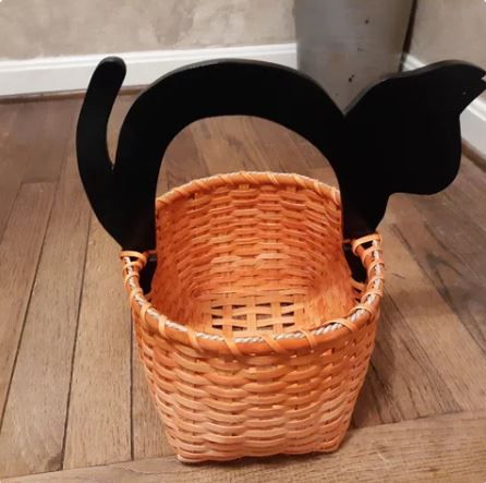 Basket Weaving: Cats Head basket w\/Black Cat Handle