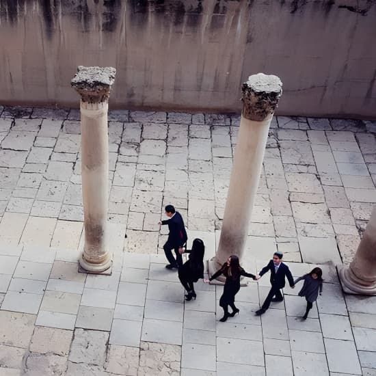 Family Photoshoot Experience Through the Walls of the Old City