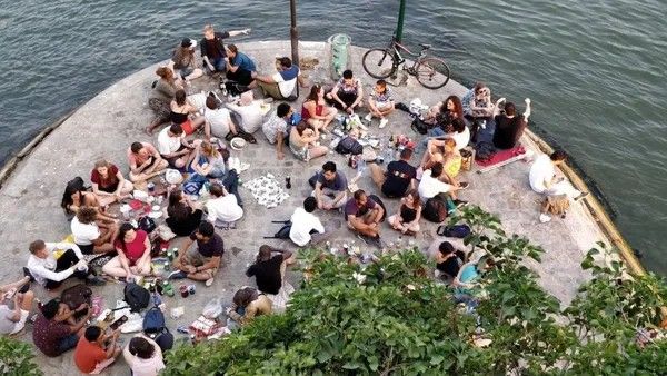 Waterside picnic in central Paris - Address only on SOCIALIZUS