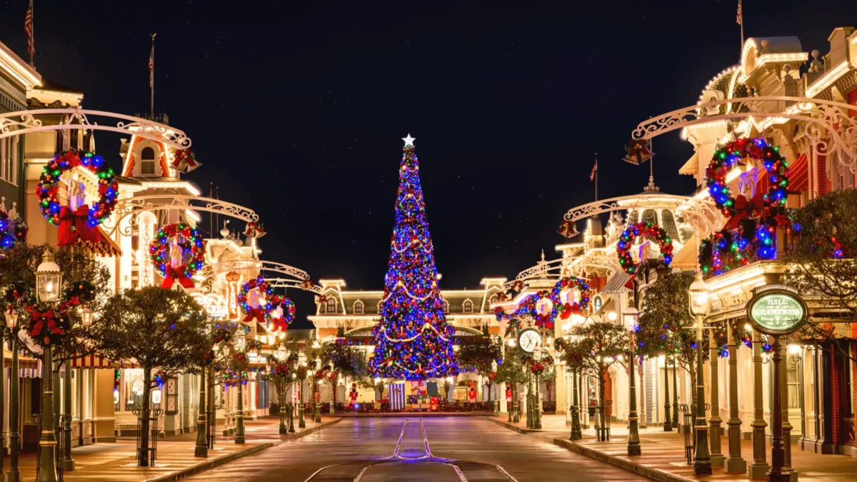 Magic Kingdom Evening - Christmas Decor!