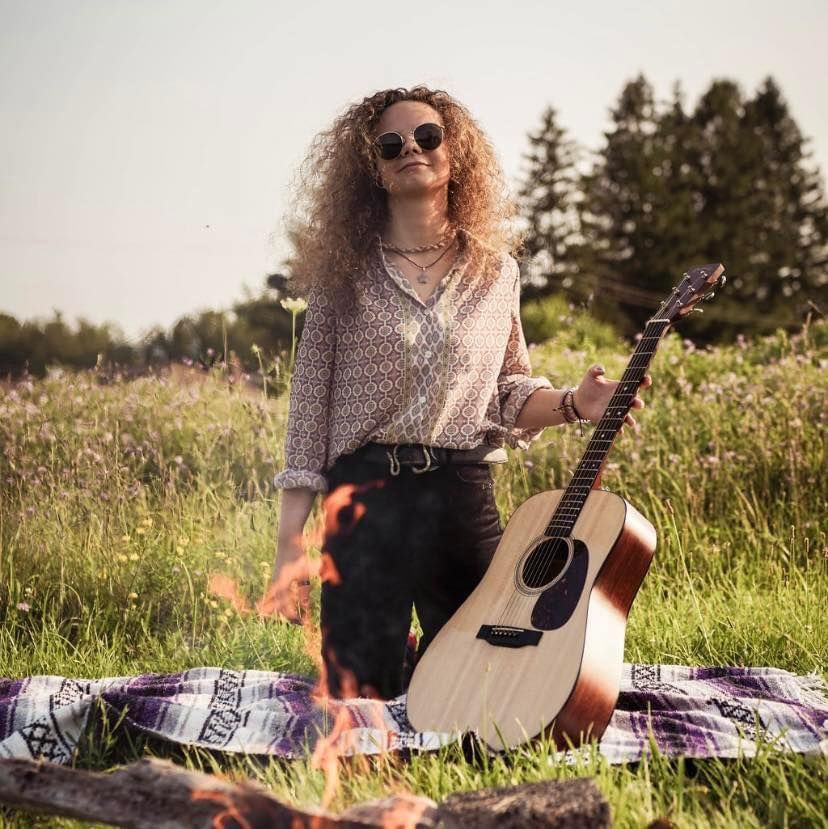 SIENNA\u2019S LIVE ACOUSTIC SOLO SHOW AT BROADWAY BAR AND GRILLE 