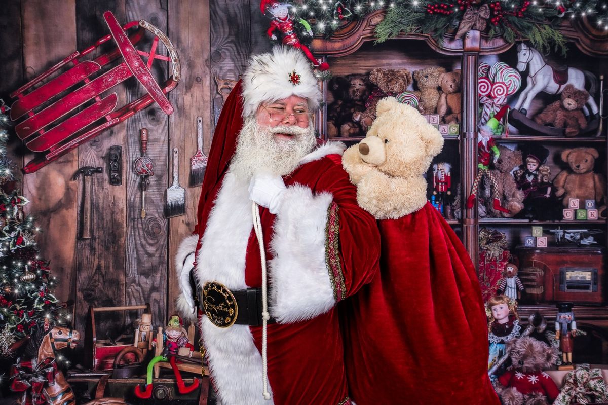 Pictures with Santa (children and pets are both welcome).