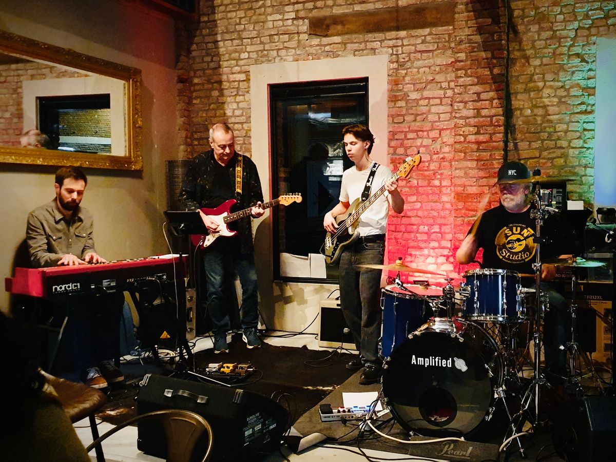 Amplified (Try-out Thursdays) @ De Gouden Poort