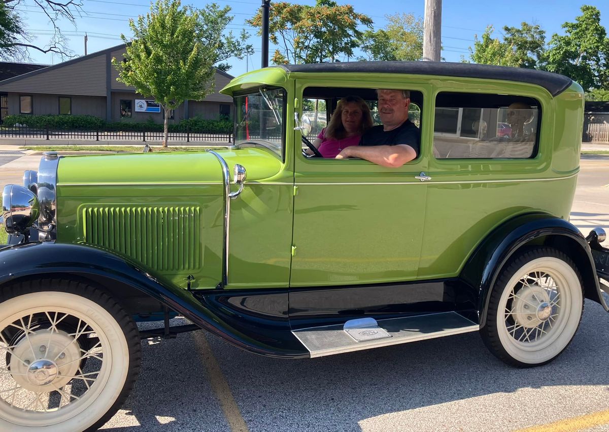 Cruise Into Lakeside Car Show