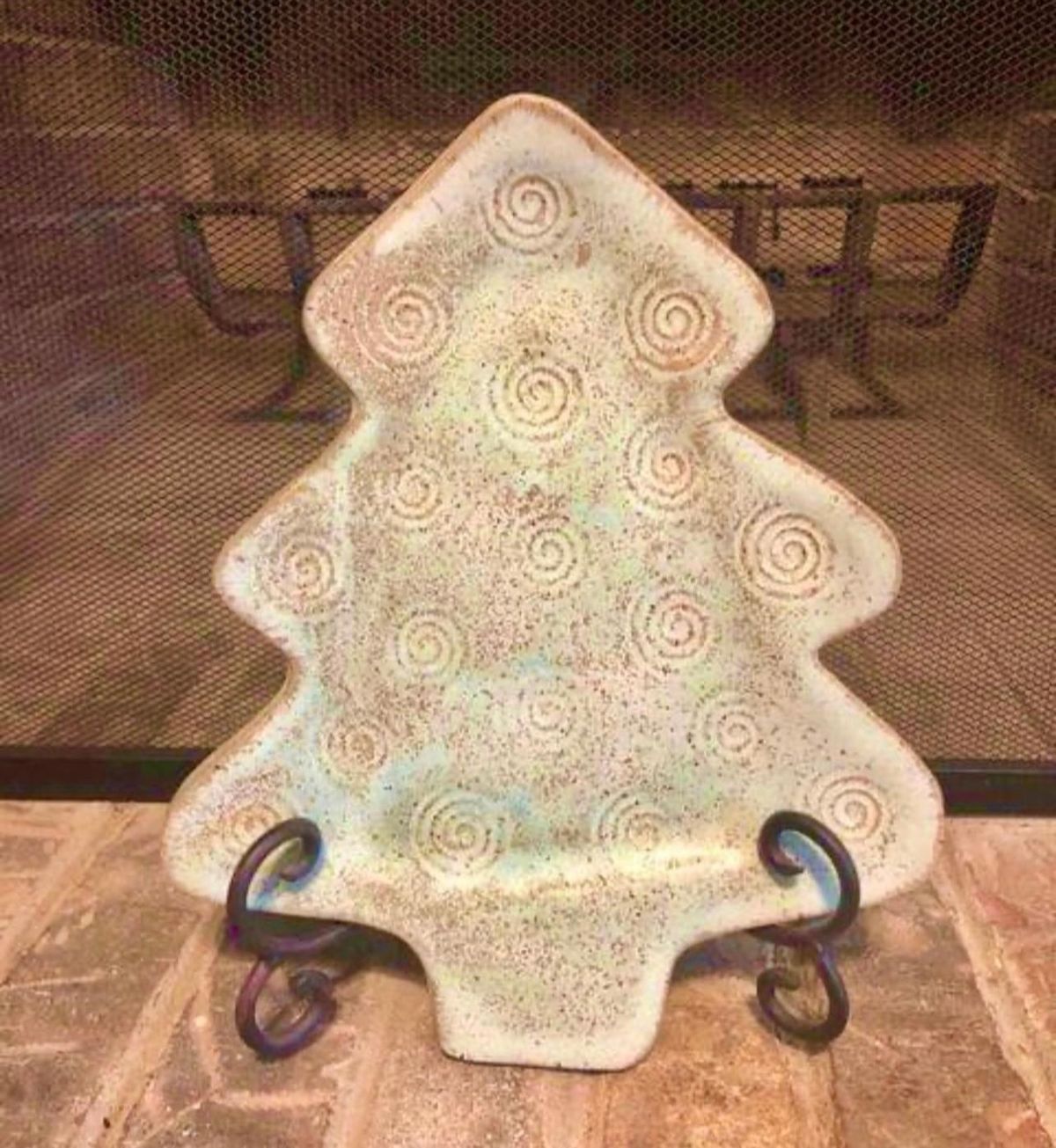 Mo Pottery Christmas Platter Class  $40  10-12-24   10:00-12:00