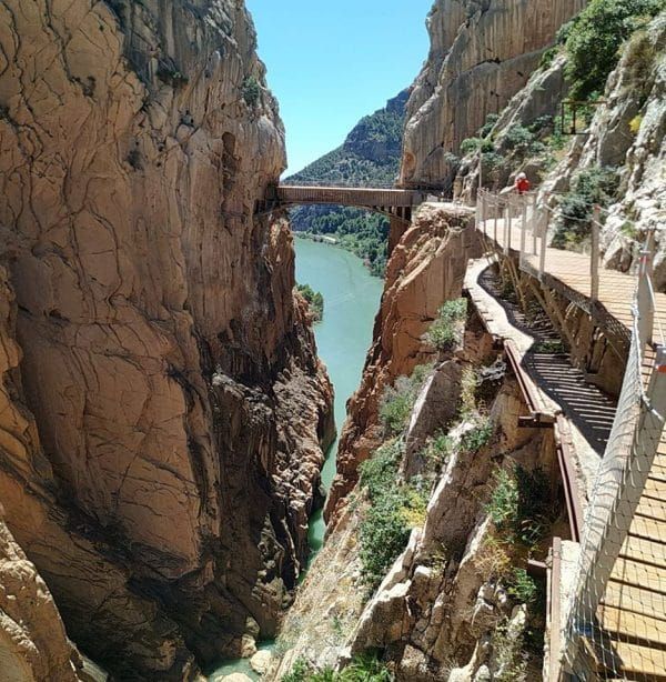 Aventura en el Caminito del Rey: Senderismo Panor\u00e1mico entre Tajo y Tafonis\n\n