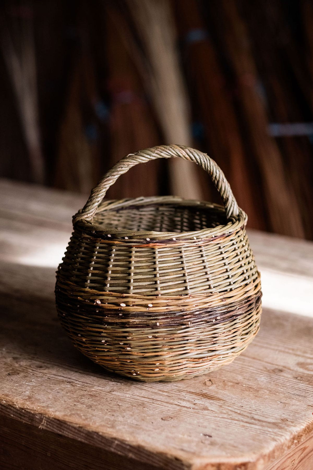 make a round shopping basket with a sturdy handle 