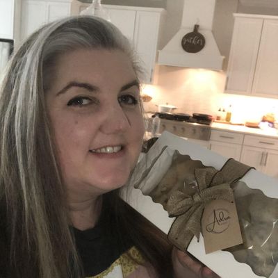 Adrienne (Adra Bakes)