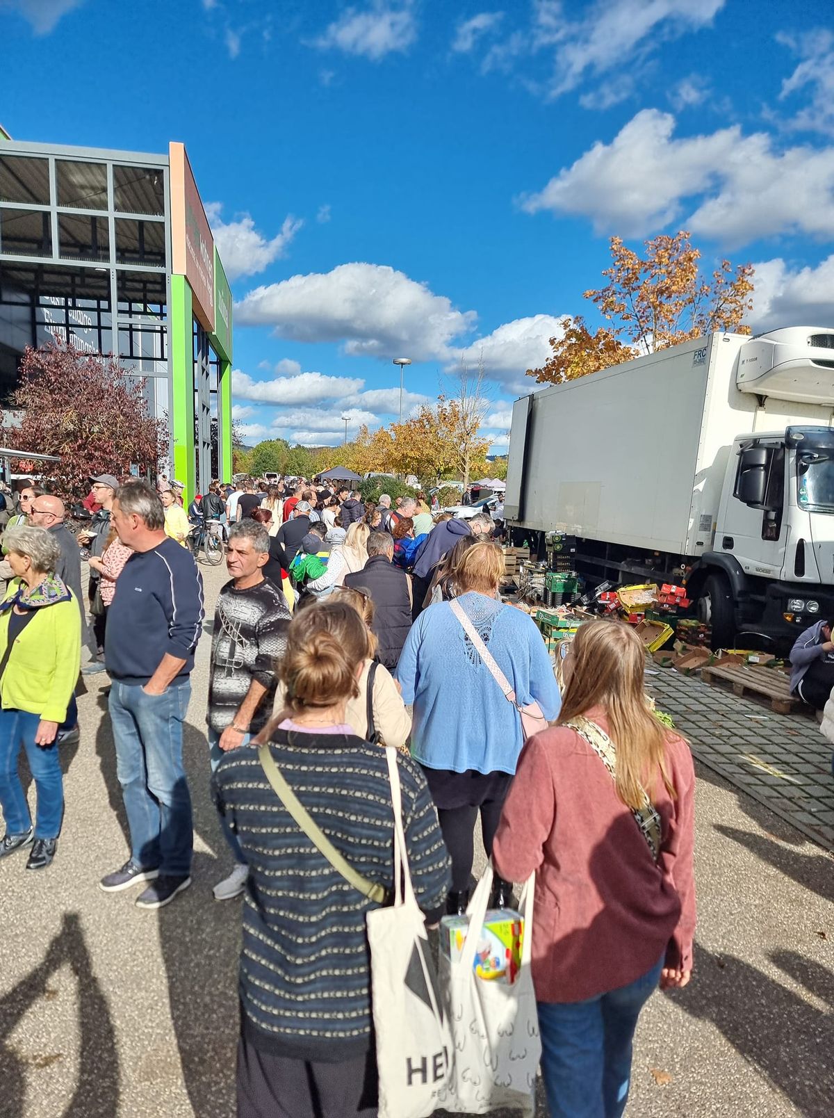 Mega-Floh+Antik+Jahr+Foodstrucksmarkt beim XXXLUTZ\/HIENDL in Regensburg 