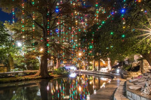 Extended Holiday Lights On The River Walk Free The San Antonio River Walk 8 January To 9 January Riverwalk Christmas Lights 2021
