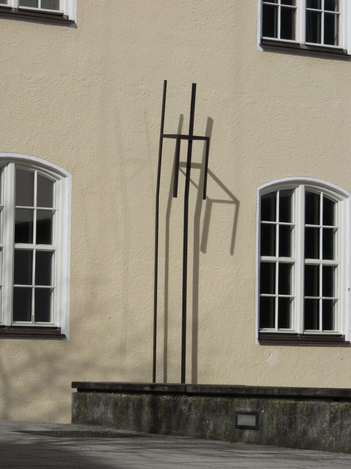 Gedenkakt am Mahnmal Gebeugter Leerer Stuhl