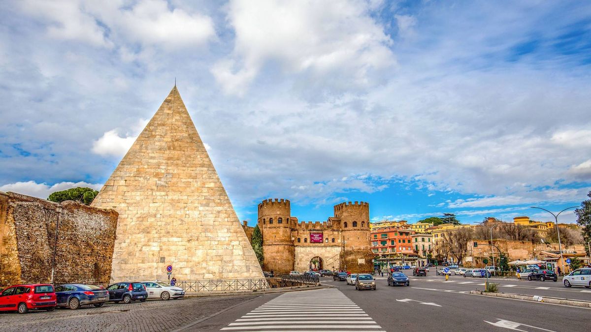 All'interno della piramide cestia - Data non confermata