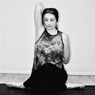 Play And Pause Yoga (with Andrijana)