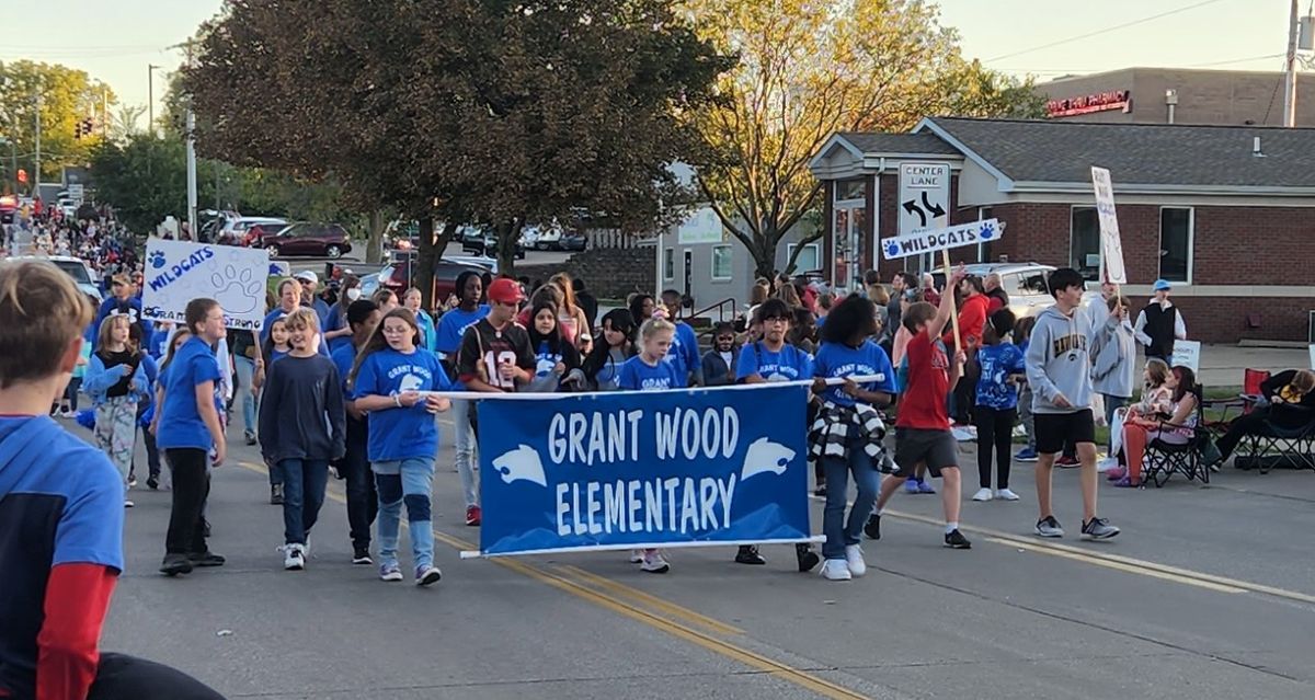 Walk with Grant Wood Elementary in the Homecoming Parade