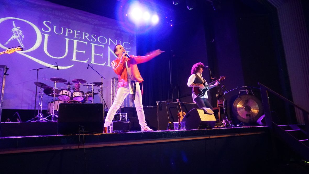 QUEEN SPECTACULAR FEATURING SUPERSONIC QUEEN