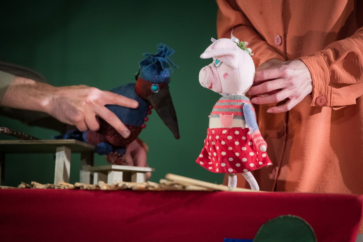 Das kleine Schweinchen und die W\u00f6lfe - Puppenspiel mit dem Puppentheater Kab\u00f3ca aus Veszpr\u00e9m