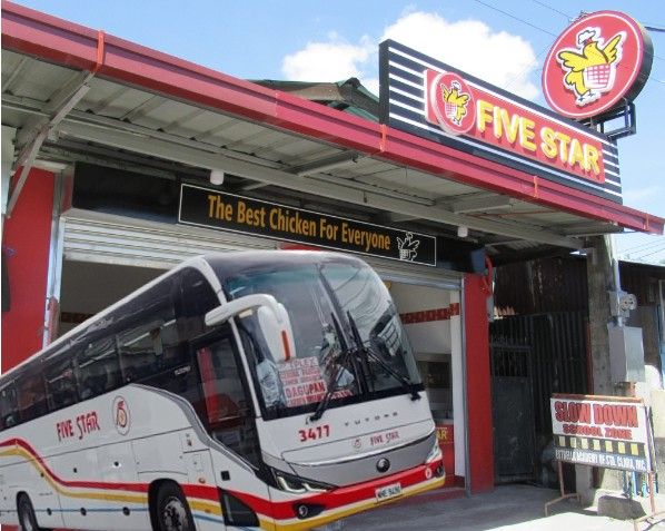 Magdala at Kain ng Five Star Chicken sa Five Star Bus