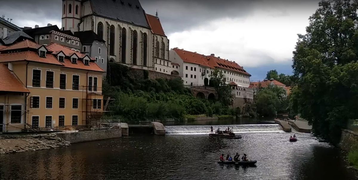 K\u00fcl\u00f6nleges SUP-Kaland: \u010cesk\u00fd Krumlov \u00e9s m\u00e1s csod\u00e1k \u2013 v\u00e1rak, vizek, vid\u00e1ms\u00e1gok B\u00e9csen-Pozsonyon \u00e1t 