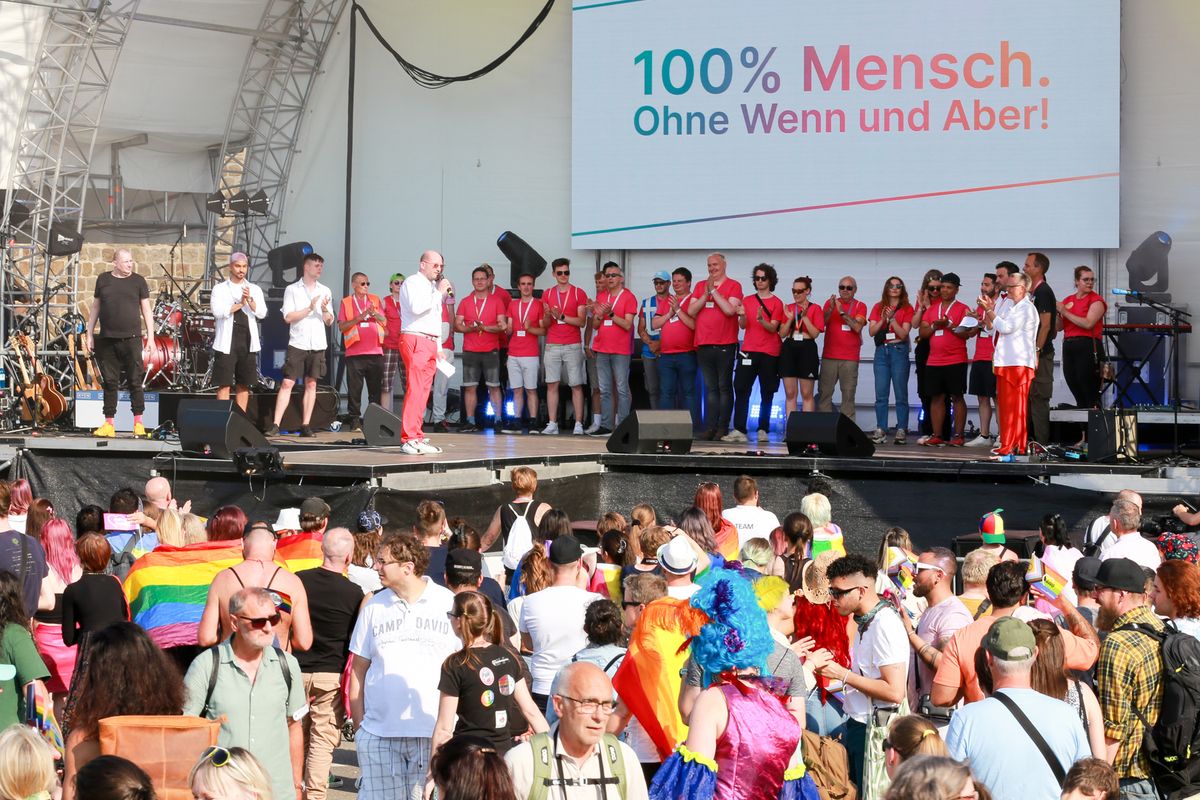 Politisches Stra\u00dfenfest zum 31. Christopher Street Day in Dresden