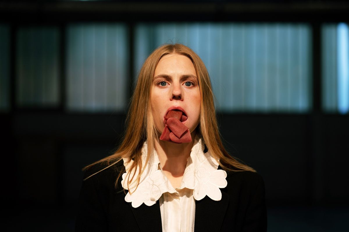 Performance \u2022 A Mouthful of Tongues \u2014 Stina Fors \u2022 Live p\u00e5 Galleri Konstepidemin 