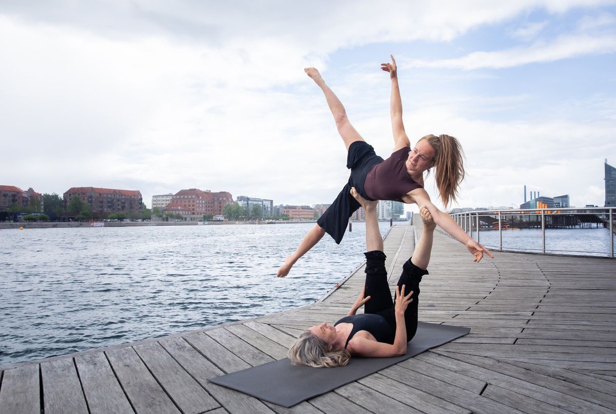 ACROYOGA beginner series with Eva & Tatjana