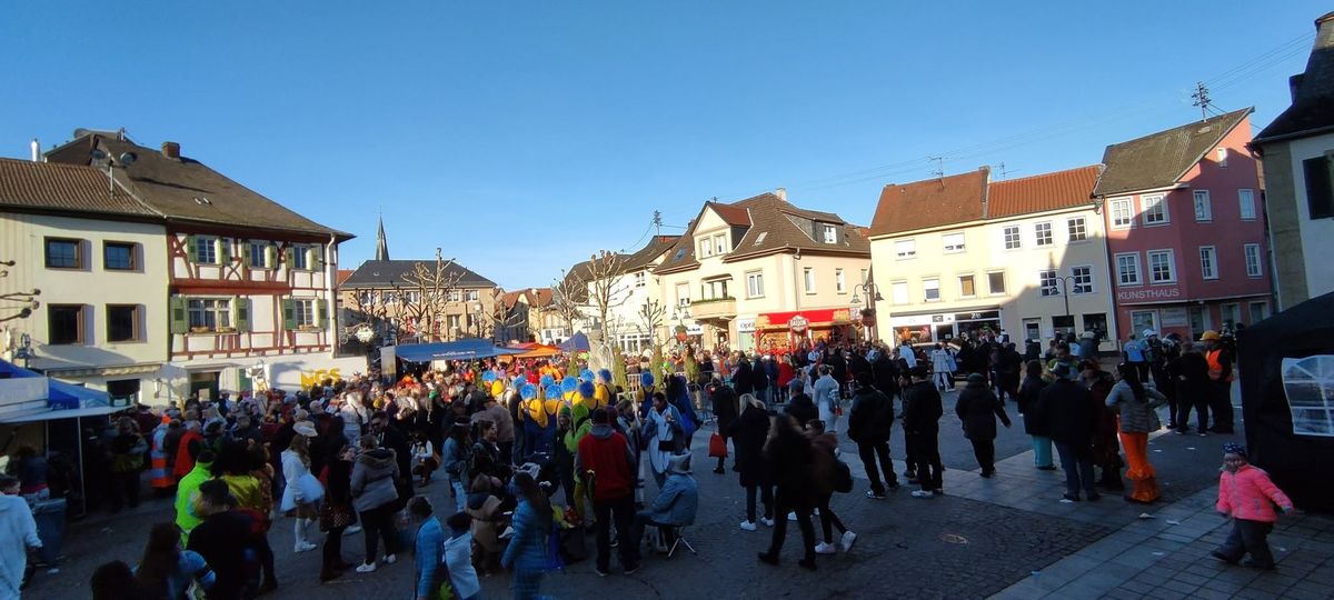 Altweiberfastnacht auf dem Marktplatz