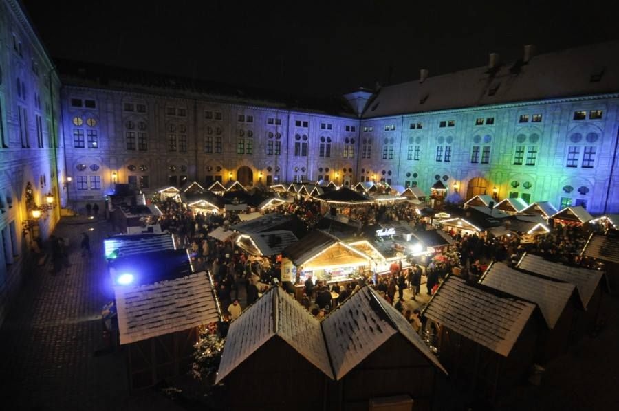 Weihnachtsdorf im Kaiserhof der Residenz 2024