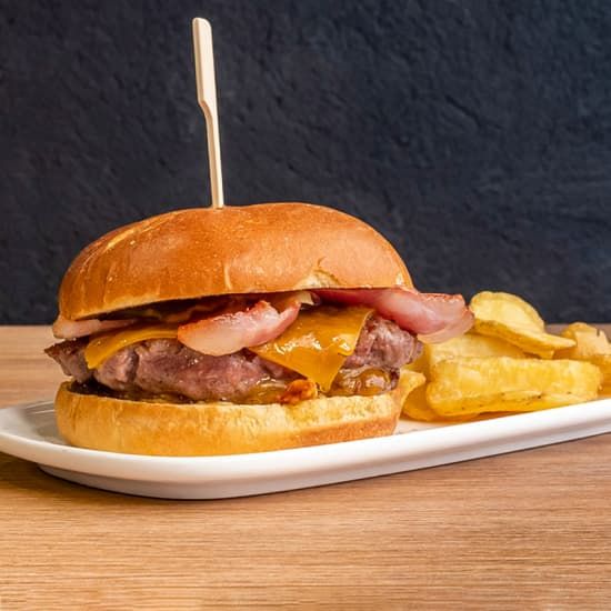 Hamburguesa, patatas fritas y bebida en Tapaloguistas