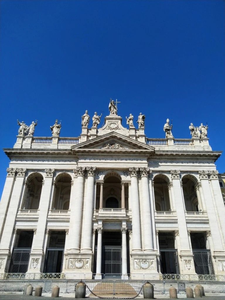 La basilica di San Giovanni in Laterano: la mater ecclesiae con il chiostro e il battistero