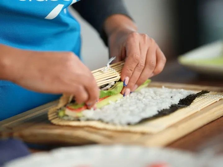 Make California and Veggie Sushi Rolls With Chef Justin\t