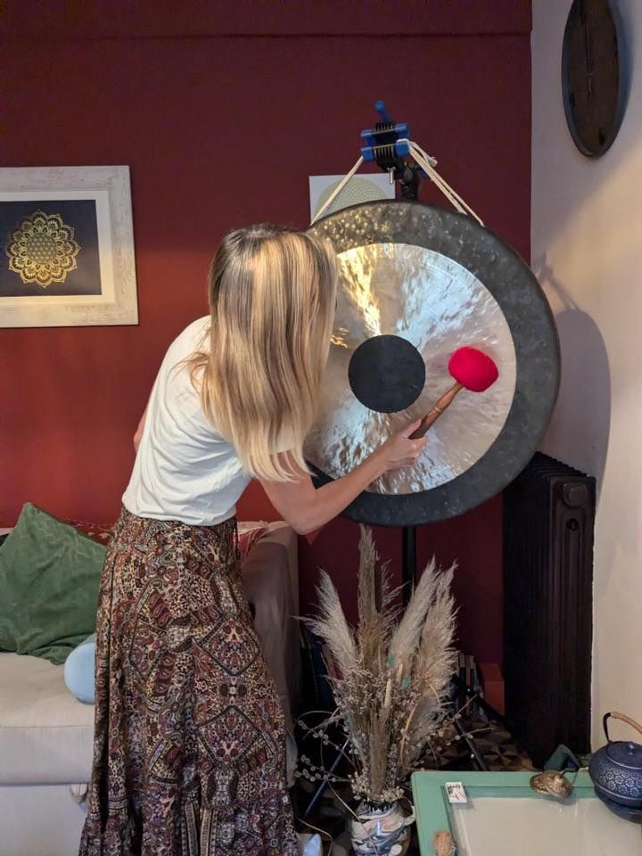 Bain de gong voyage sonore avec Emily. Gong bath with Emily