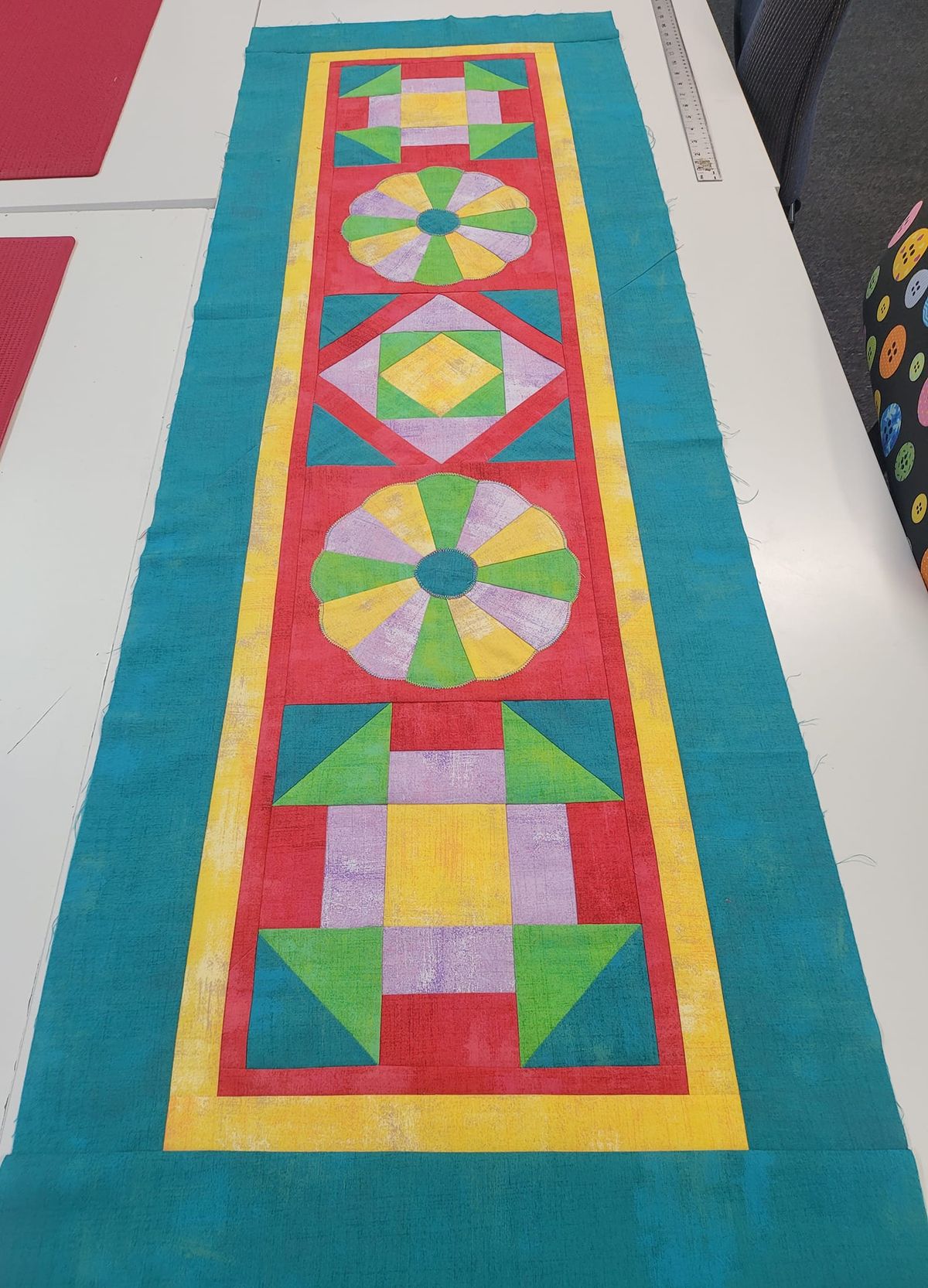 QUILTING TECHNIQUES TABLE\/BED RUNNER