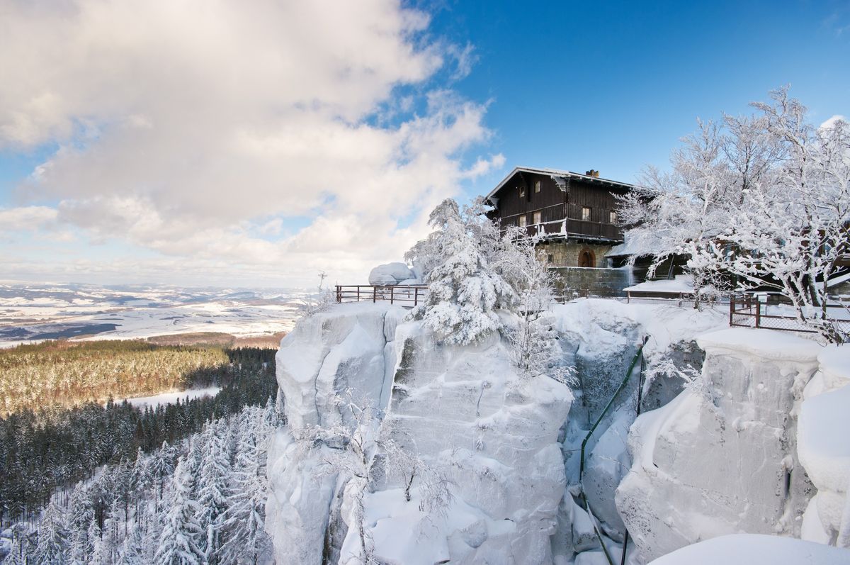 Trekking w Bajkowej Krainie G\u00f3r Sto\u0142owych ( Nocleg Schronisko na Szczeli\u0144cu). Transport Baga\u017cy 