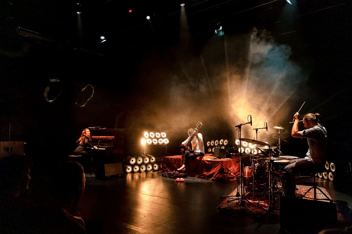 Konzert: PULSAR TRIO \u00bbWe Smell In Stereo\u00ab Live 2024