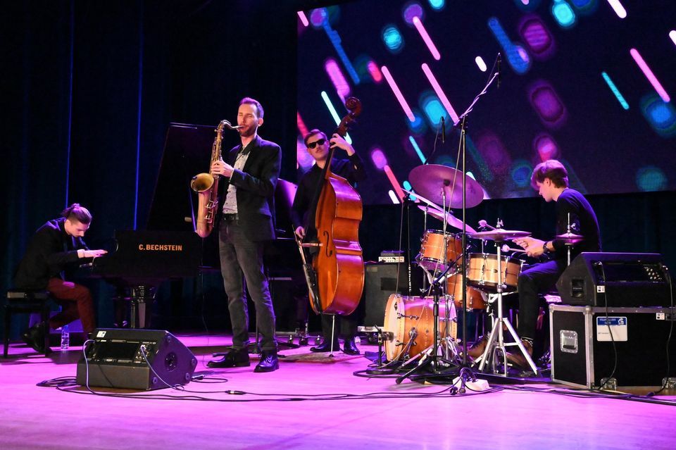 S\u0142awek Pezda Quartet \u2013 Tribute to Tenor Legends