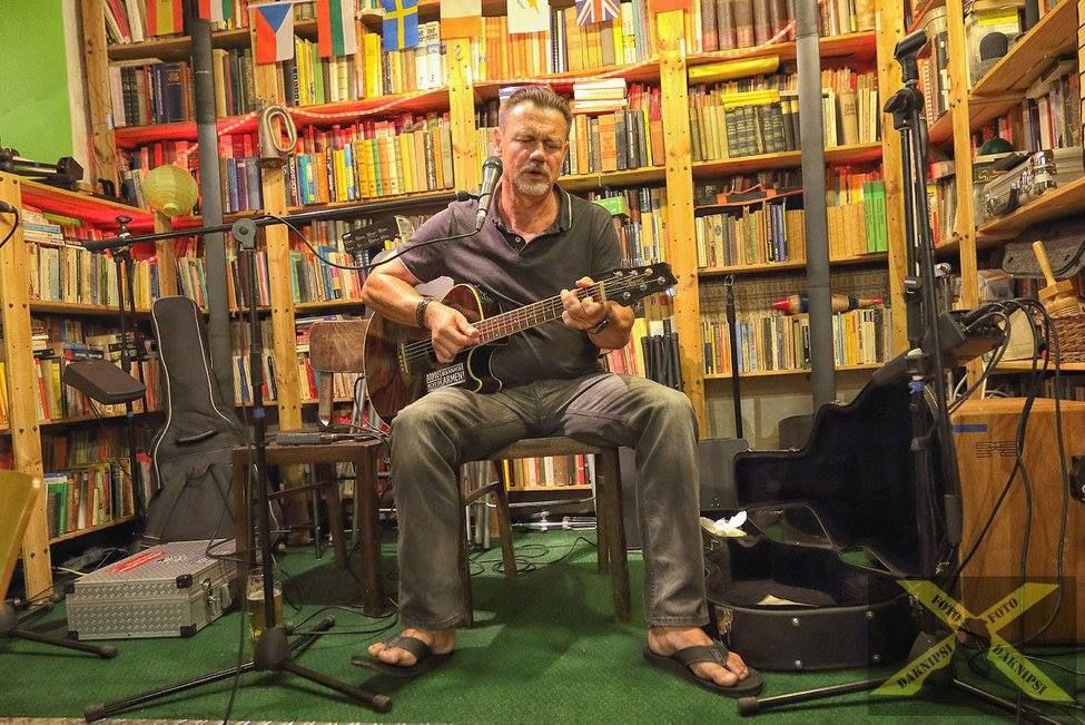 Chris 4er Peterka spielt Musik von Ton Steine Scherben \/ Rio Reiser